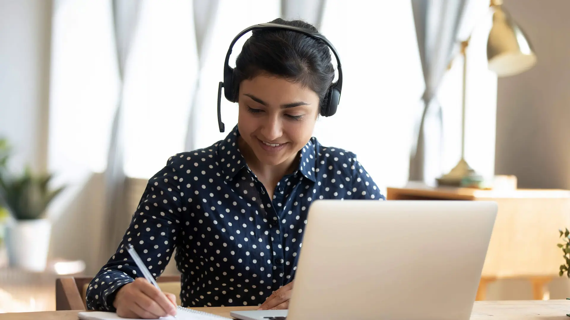Service qualité de la Snexi Conseillère Snexi avec un casque micro au service qualité