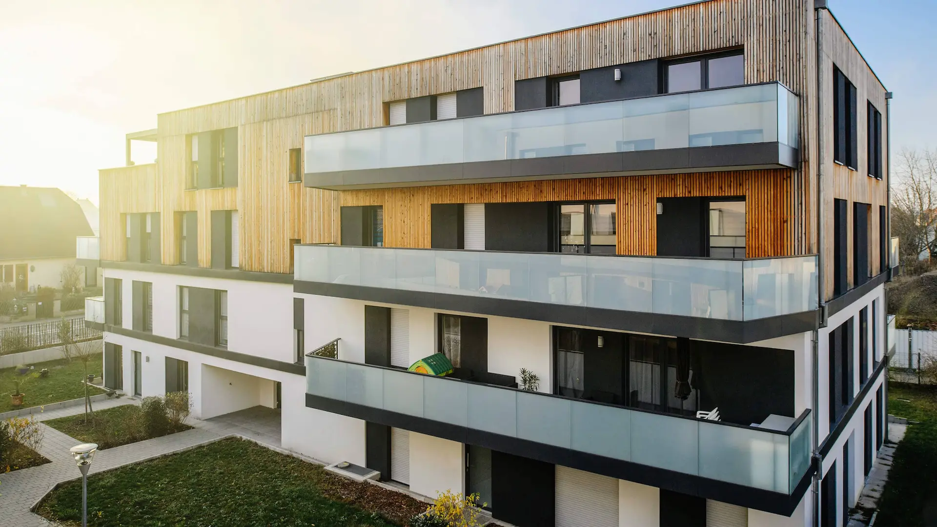 Pourquoi choisir une assistance livraison pour un logement neuf Immeuble neuf, vue sur balcon