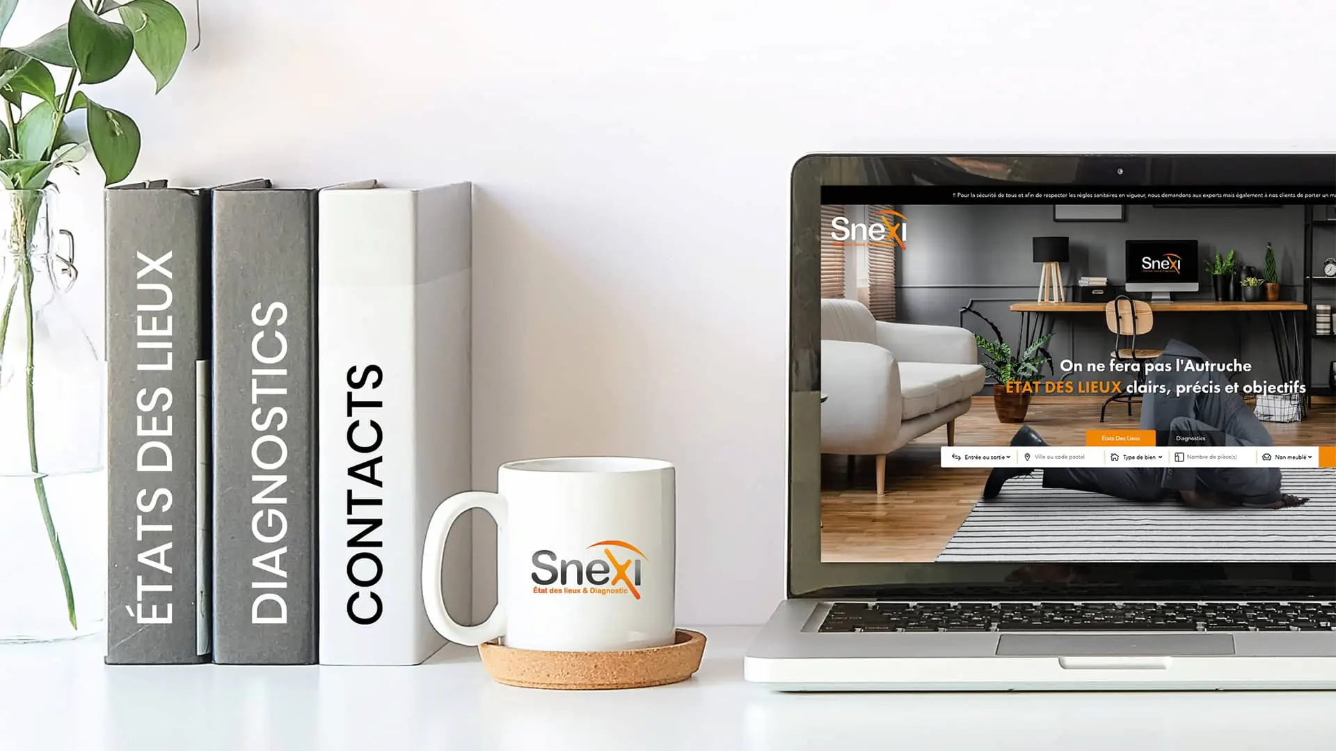 Contactez la SNEXI, Société Nationale d’Expertise Immobilière Un bureau avec un pc portable