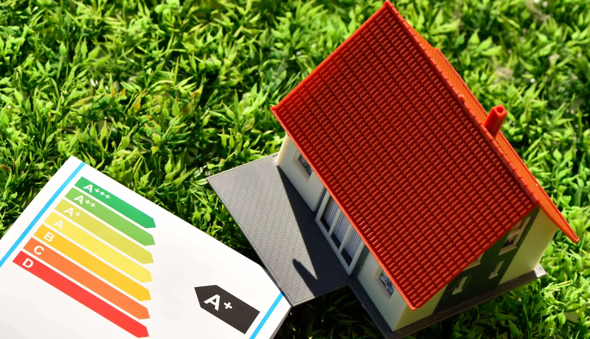 durée validité diagnostic immobilier - une maison miniature dans l’herbe et son diagnostic de performance énergétique